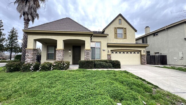 Building Photo - Spacious Elk Grove 4bd/2.5ba Home with 2 C...