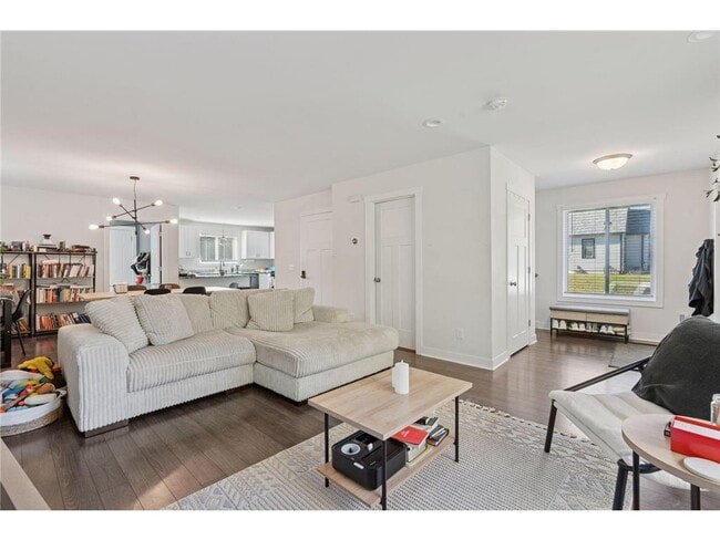 Foto del edificio - 2084 Reaney Ave E