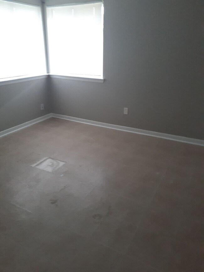 Building Photo - 3 Bedroom House