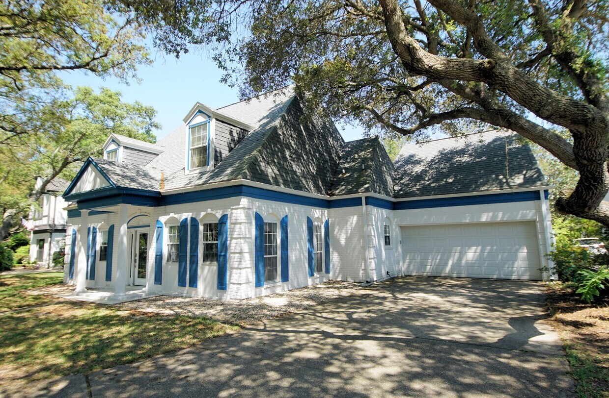Primary Photo - Executive Style home in Shalimar