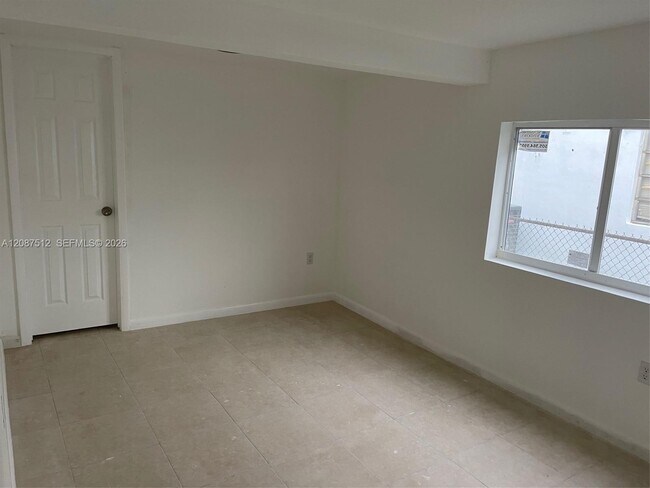 Foto del edificio - 1820 Rutland St