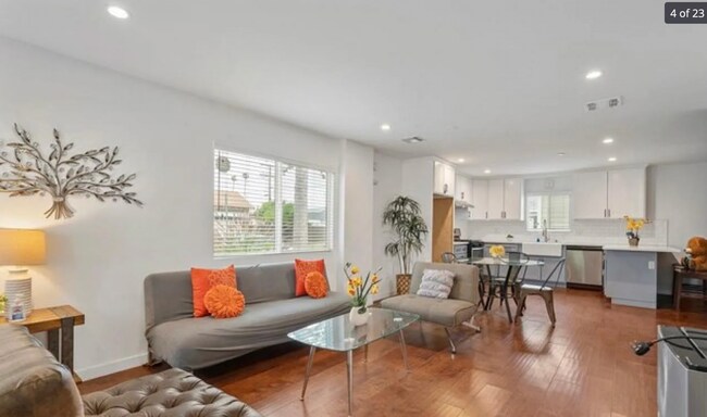 Foto del edificio - 1466 W 49th St