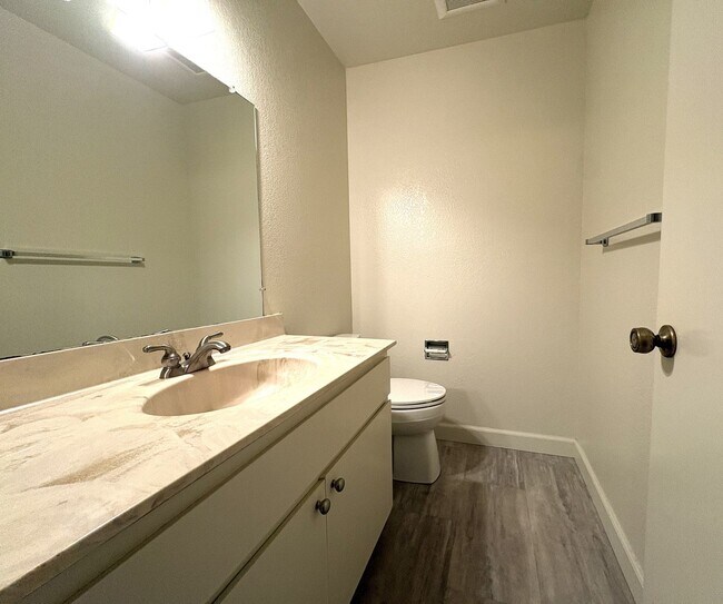 Foto del edificio - 3-bedroom, 2.5-bathroom townhouse available now