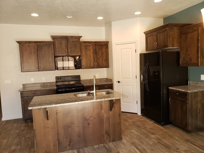Foto del edificio - 325 N Red Stone Rd