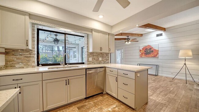 Foto del edificio - 2291 Pine View Cir