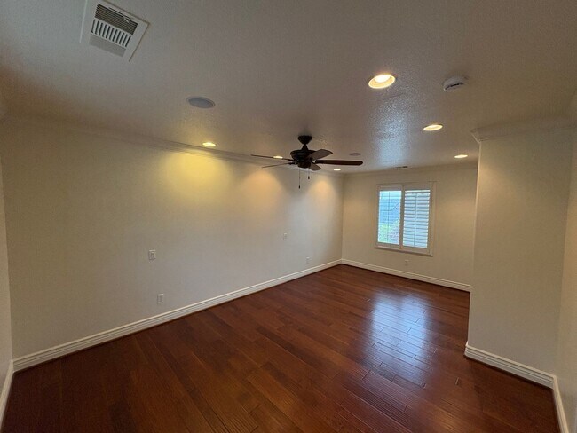 Foto del edificio - Two story home in NW Visalia Rent Ready!