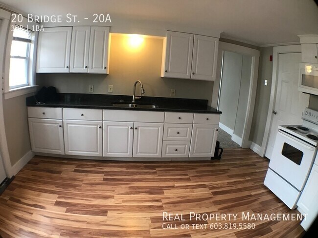 Building Photo - Recently Renovated 3 Bedroom Apartment!