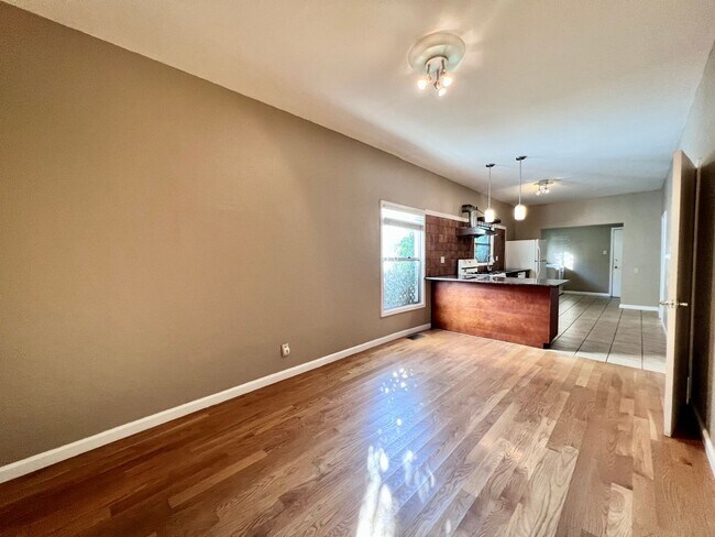 Building Photo - Lovely and spacious 2bd / 1 bth plus bonus room with washer & dryer!