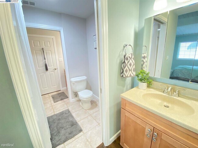 Building Photo - 2 br, 2 bath Condo - 845 Division St