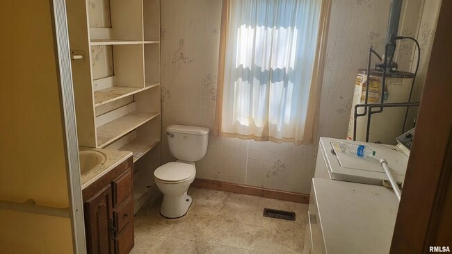 Foto del edificio - RICHVIEW, IL - Wood Sided Bungalow with garden shed, new roof and minutes to I-64  - $499 MONTH /...