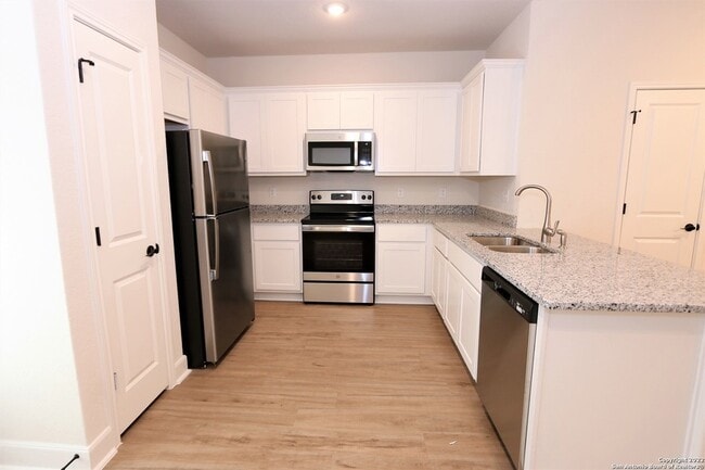 Building Photo - 10310 Lynwood Vlg