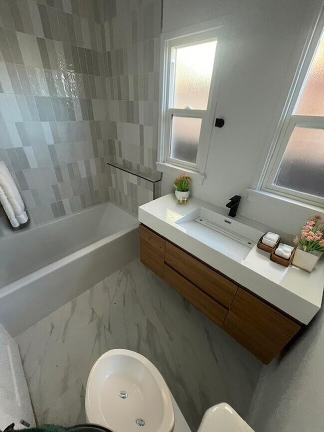 Building Photo - 1936 Magnolia Ave