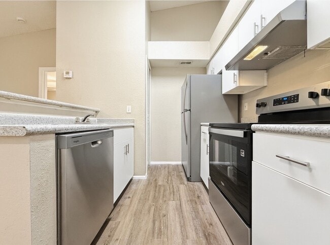 Foto del edificio - 3rd Floor 2/2 Condo near Millenia Mall with private patio