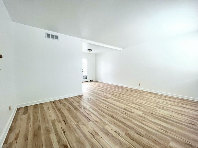 Building Photo - 2 bed, 1 bath condo