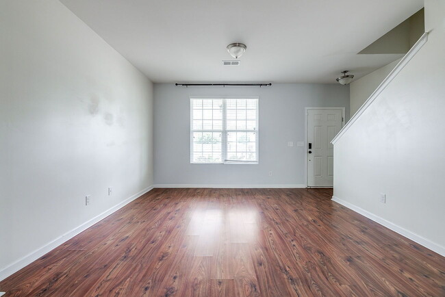 Building Photo - Spacious & Convenient