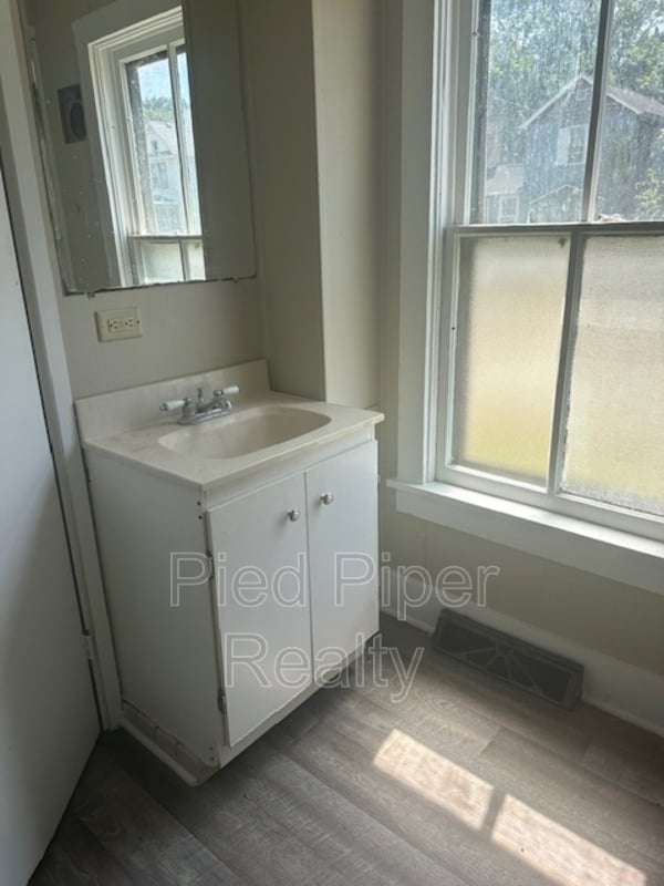 Building Photo - 404 N Nursery Ave