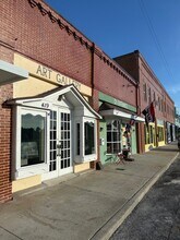 Building Photo - 427 10th Ave W