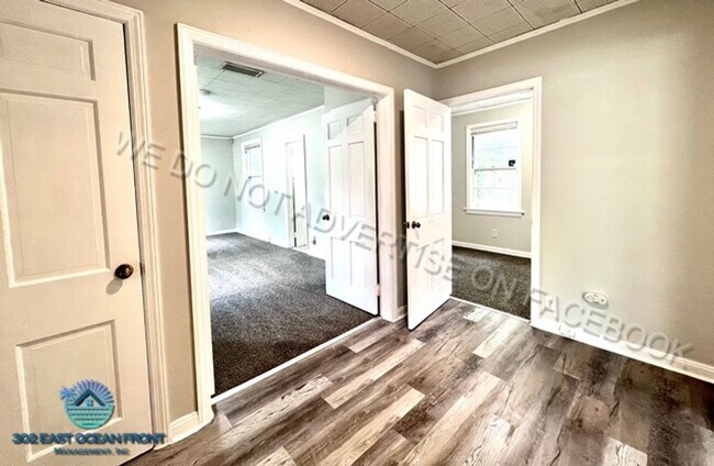 Foto del edificio - Huge 4 bedroom / 2 bathroom updated home n...