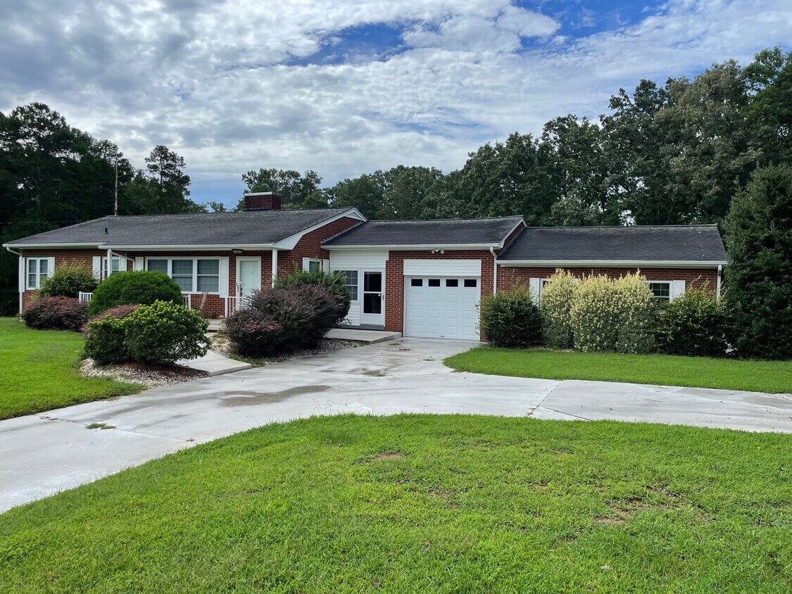 Foto principal - Beautiful 2 Bed, 1 Bath Brick Home in coun...