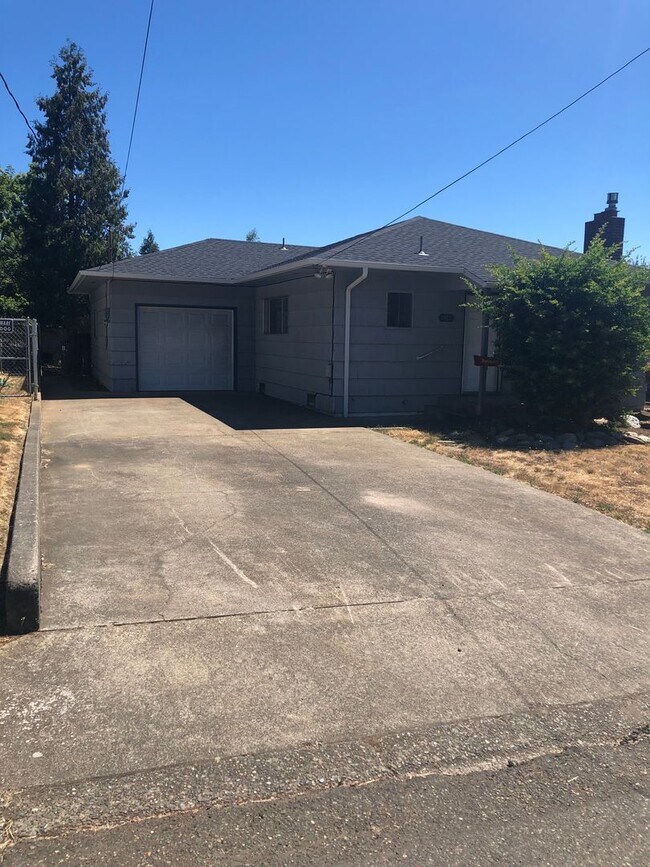 Building Photo - 2 Bed 1 Bath House with Garage