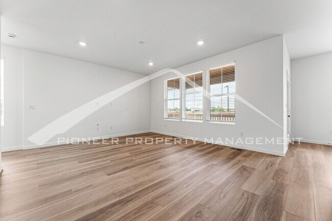 Building Photo - Charming Townhouse with Washer/Dryer and G...