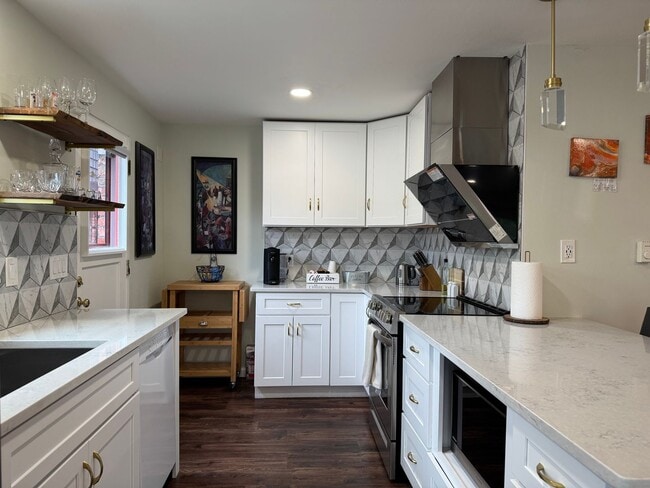 Building Photo - CLICK "REQUEST A TOUR" NOW!