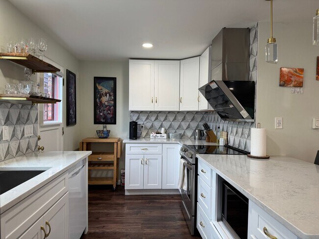 Foto del edificio - CLICK "REQUEST A TOUR" NOW!