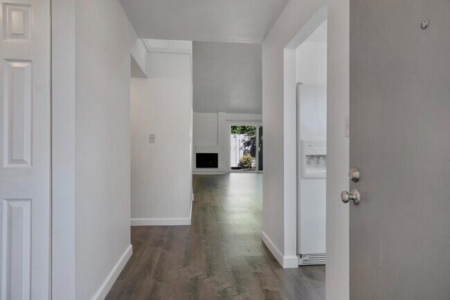 Building Photo - 848 Erickson Ln