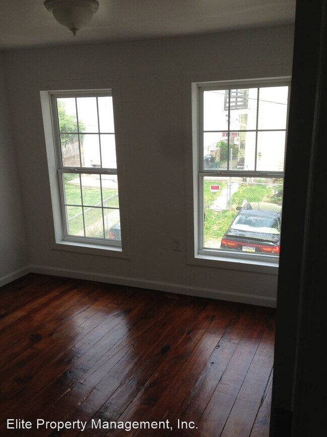 Building Photo - 3 br, 1 bath House - 224 Earl Way
