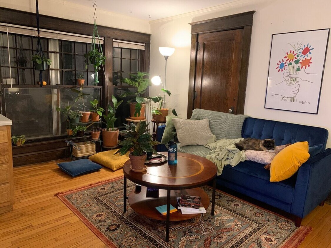 Foto principal - 304 W. Washington
