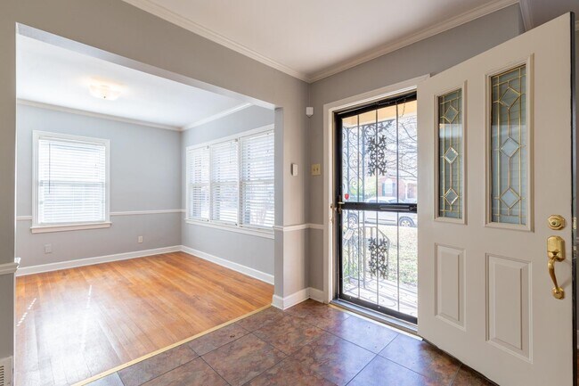 Foto del edificio - 742 Ivy Rd