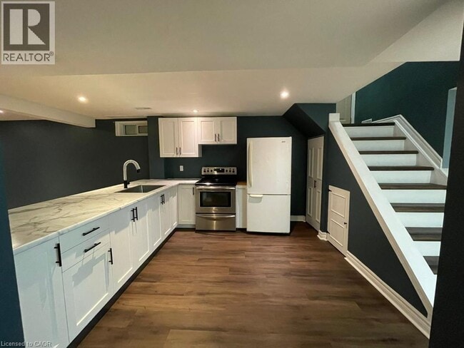 Building Photo - 11 Yorkdale Crescent