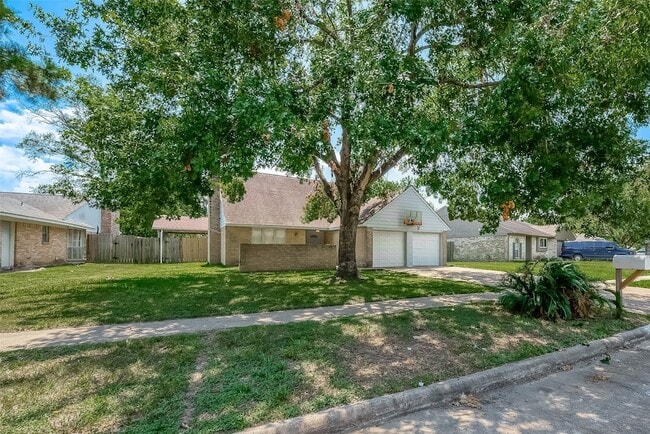 Foto del edificio - 5023 Whispering Falls Dr