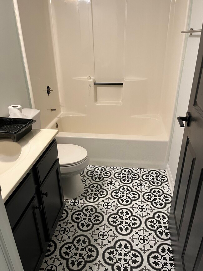 Bathroom (NEW) - 3520 S Prairie Ave