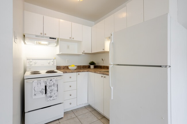 Building Photo - 4290-4320 Métropolitain E