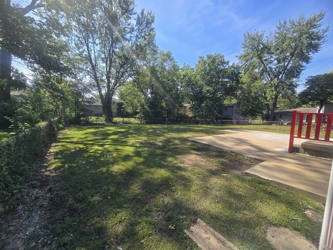 Building Photo - 8013 E 133rd St