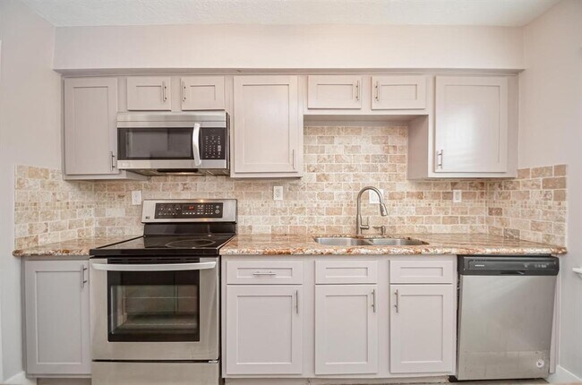 Building Photo - 7700 Creekbend Dr