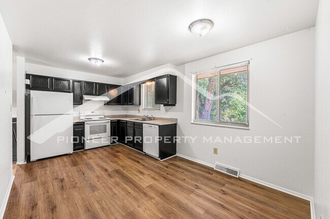 Foto del edificio - Large Duplex with Central AC and Fenced in...
