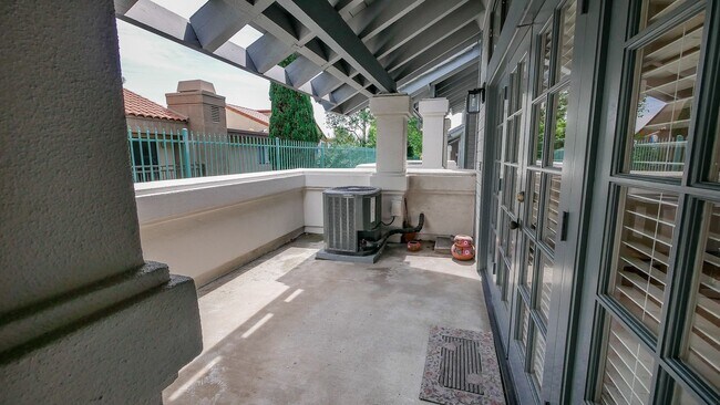 Foto del edificio - Modern University City Townhome w/ Granite Counters, Stainless Appliances & Prime Central San Die...