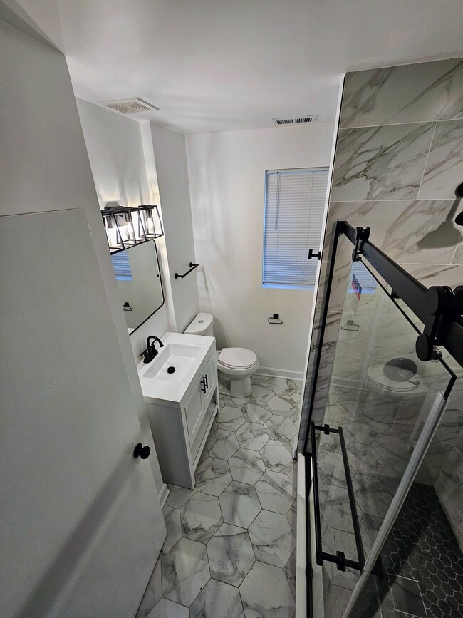 Master bathroom - 3720 S Calumet Ave