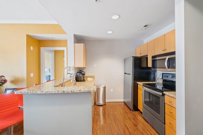 Foto del edificio - One Bedroom Furnished Condo in Uptown Char...
