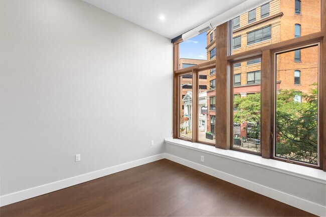 Dormitorio principal con vistas a la ciudad - Peregrine Peninsula