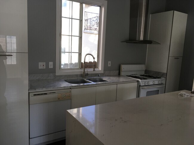 Cocina con isla de mármol blanco - 10119 Fernglen Ave