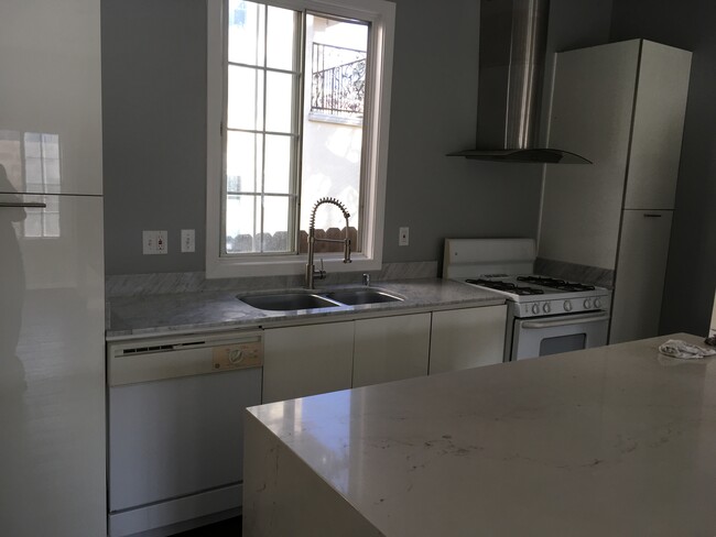 Kitchen with white marble island - 10119 Fernglen Ave