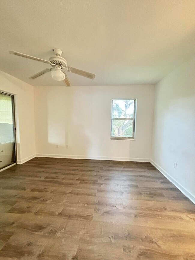 Building Photo - 3260 SE Aster Ln