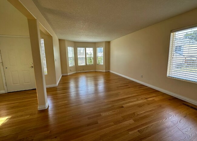 Foto del edificio - Spacious 4-Bedroom Home in Desirable Cedar...