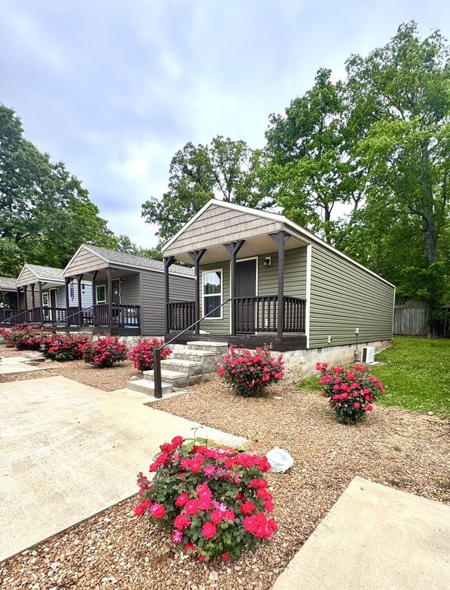 Building Photo - 1 Bedroom/1 Bathroom Tiny Home Cottage in ...
