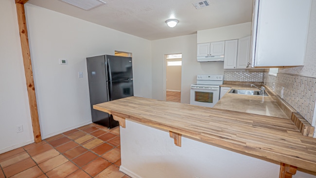 Building Photo - 33 E 400 S