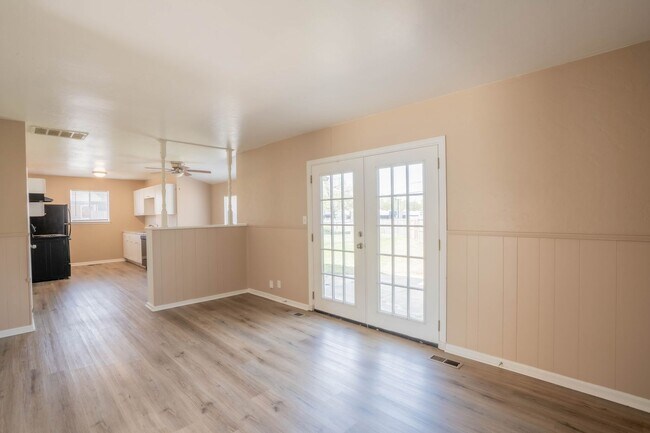 Building Photo - Large, upgraded duplex coming soon!