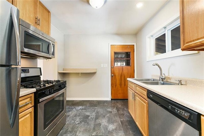 Building Photo - 913 Elm St